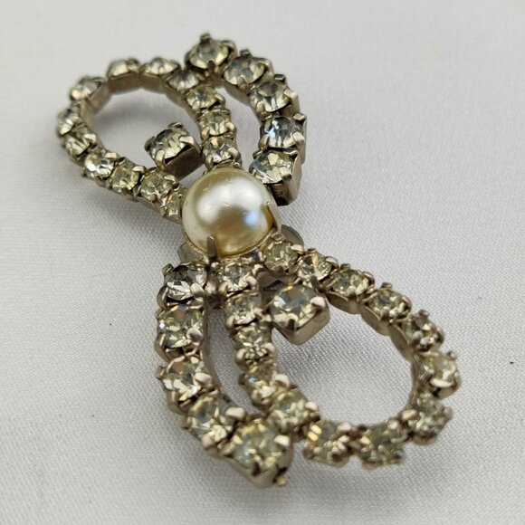 1940's Clear Rhinestone Bow Tie Shoe Clips with a Pearl Bead Center - Picture 3 of 6